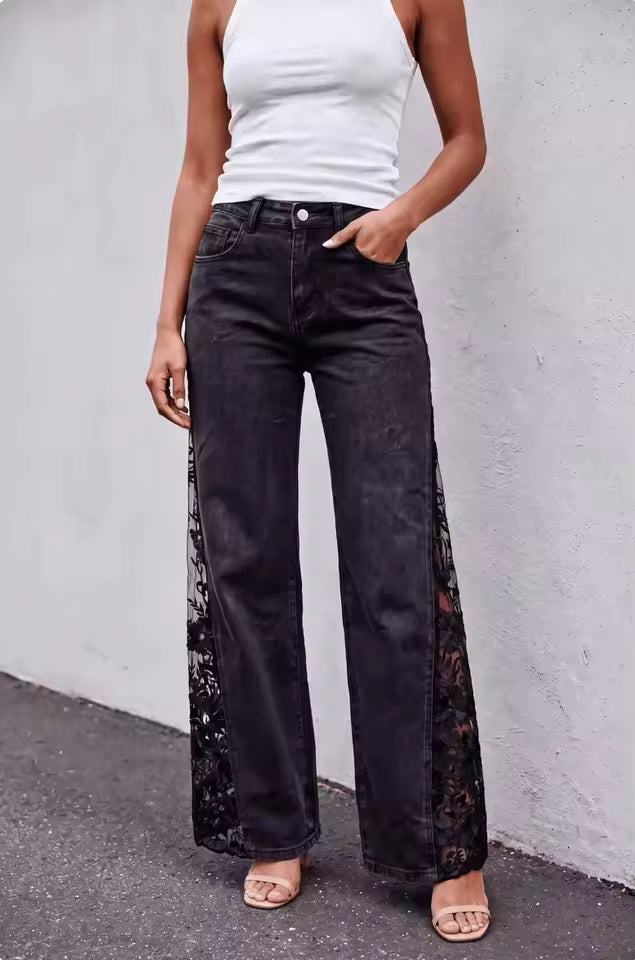 Jeans acampanados con abertura floral
