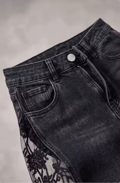 Jeans acampanados con abertura floral