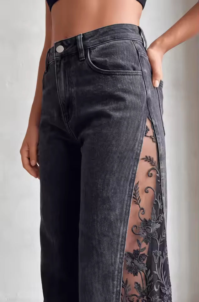 Jeans acampanados con abertura floral
