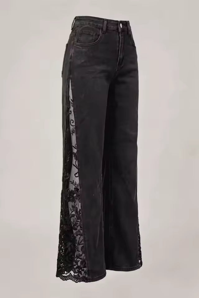 Jeans acampanados con abertura floral
