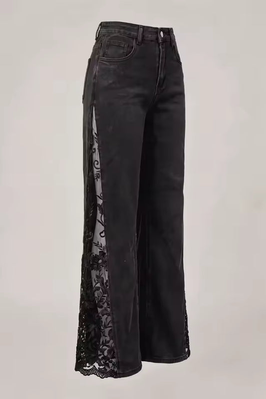 Jeans acampanados con abertura floral